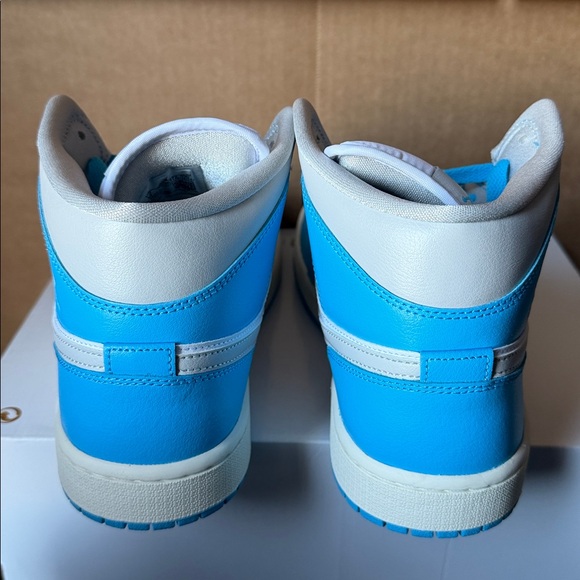 Air Jordan 1 Mid Powder Blue BQ6472-400 Women’s Size 7.5 - Picture 4 of 6